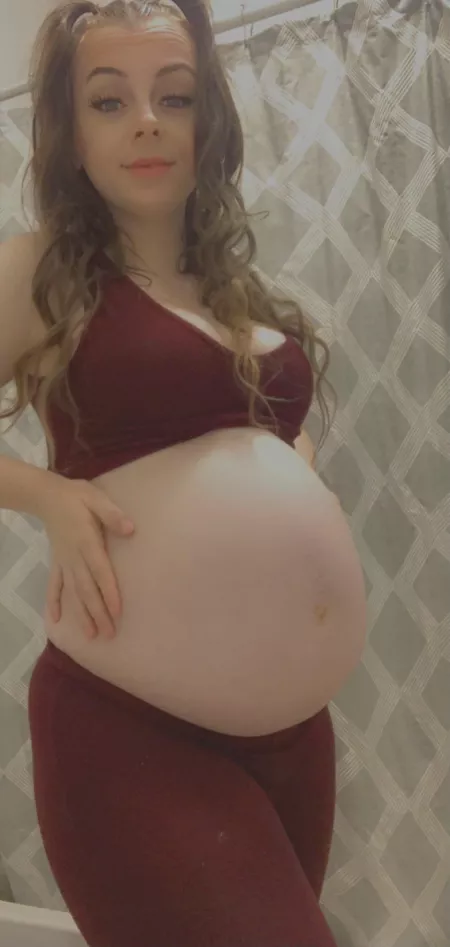 Only 29 weeks in this photo!!! I’ve gotten so big already an I have 10 weeks left 😜 by Kinkybbe