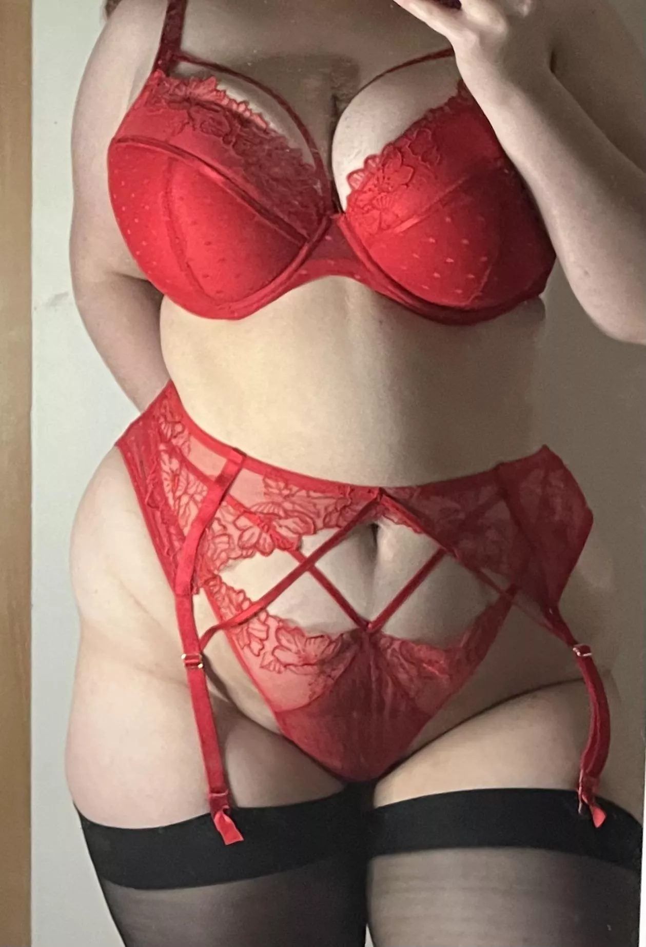 only $3 - 50 spaces, one free custom for new subs 💕lingerie and nudes, photos and videos, and treats sent in messages. posted by vintagev1xen