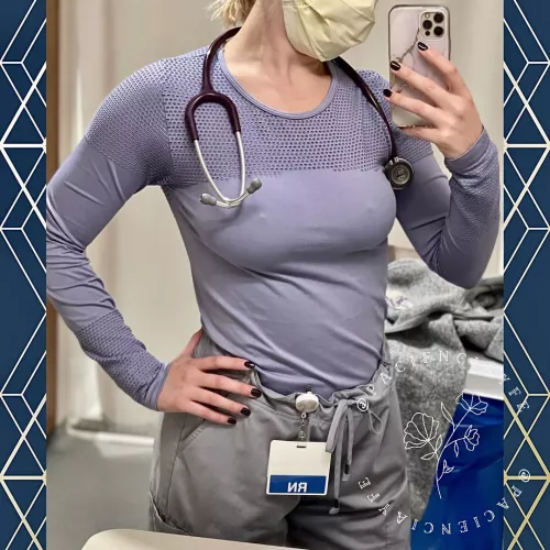 Oops.. forgot to put on a bra this morning 😂 chilly weekend scrubs 😘 #winteriscoming 😉 by pacienciayfe