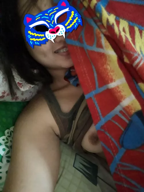 Oops may sumilip. 😬 (f) by freakofbeauty