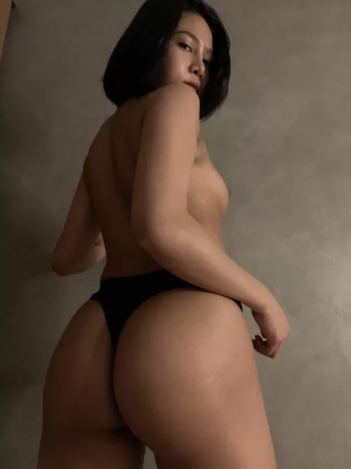 Oops something down there, it want to grab 🍑 by estimata101