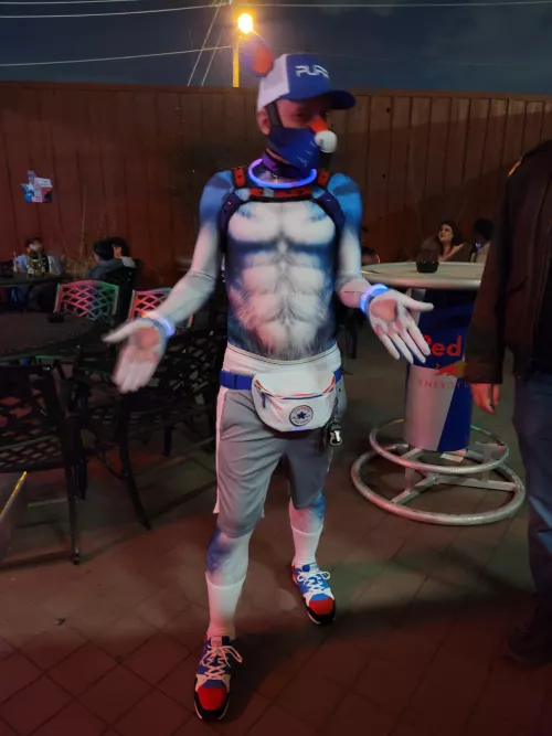 Open paws and open arms at the club last night by secondGumming