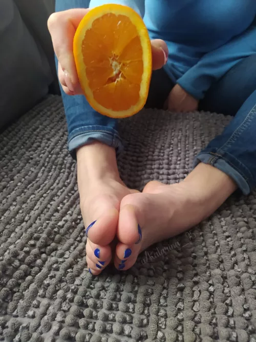 Open ur mouth, I got ten fresh toes for you to suck by Katarina_95