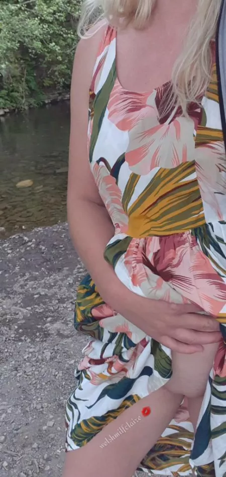Out for an evening stroll, thought i'd treat you to me flashing in my summer dress 💋 by Welshmilfclaire