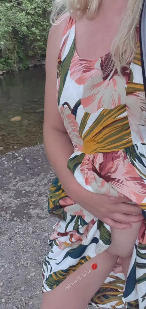Out for an evening stroll, thought i'd treat you to me flashing in my summer dress 💋 posted by Welshmilfclaire
