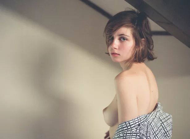 Over the shoulder by liararoux