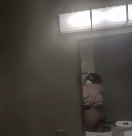 Overnight shift looking good, stay healthy🍑(f) by ariel-27