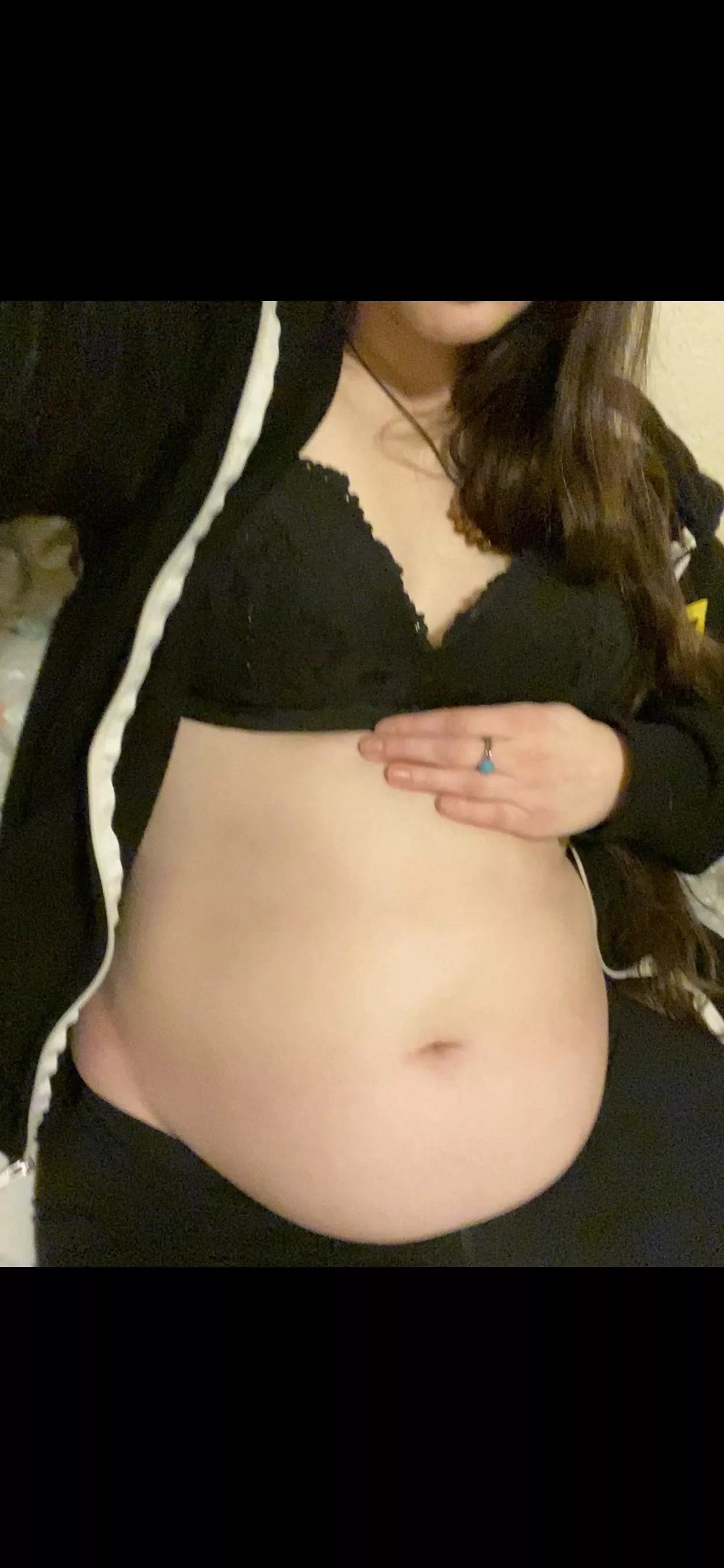 Packed tight with shrimp alfredo & breadsticks from Olive Garden.🤤🥵 posted by jigglyandgiggly