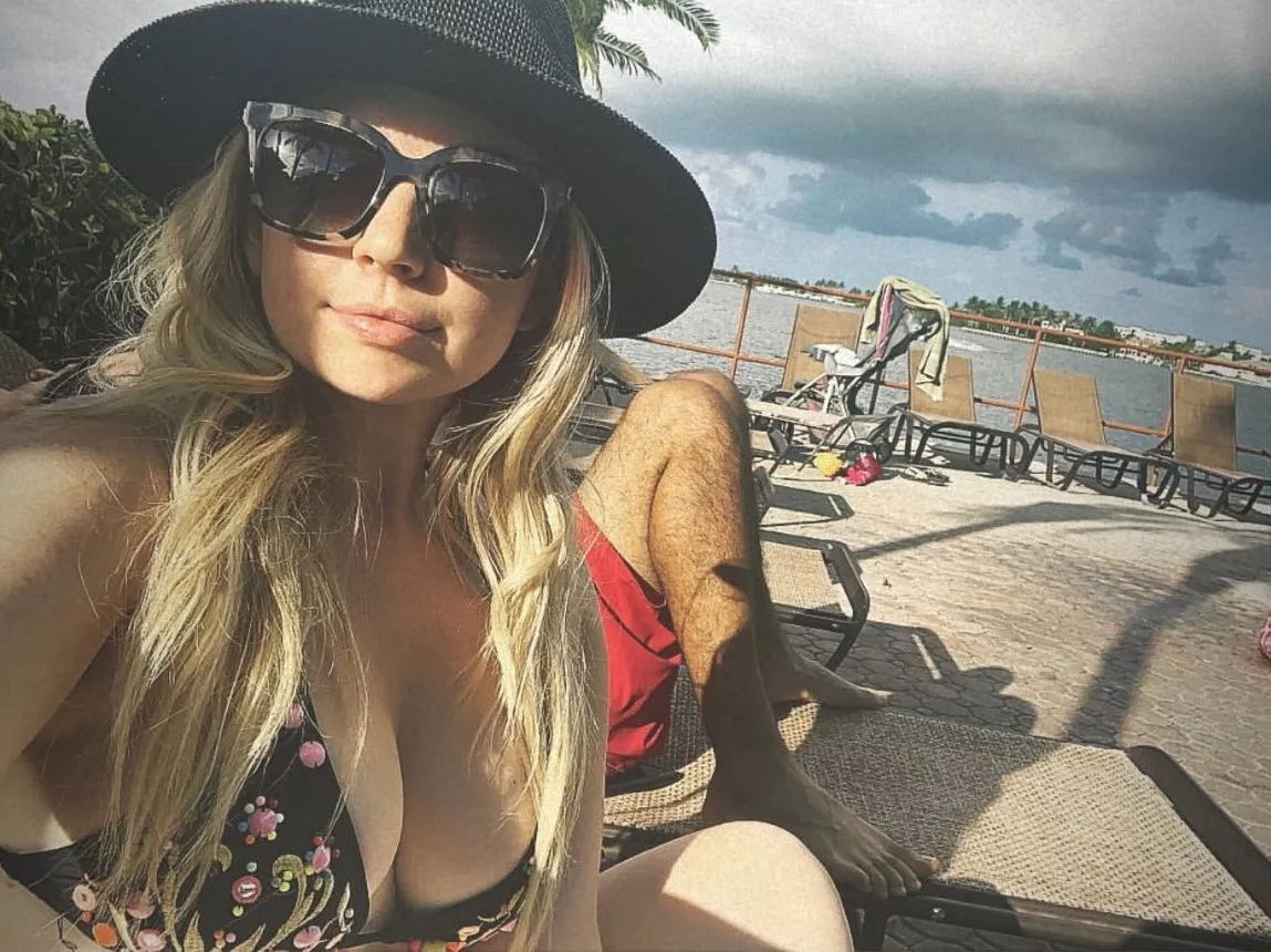 Pale & Busty posted by aabbccdefg