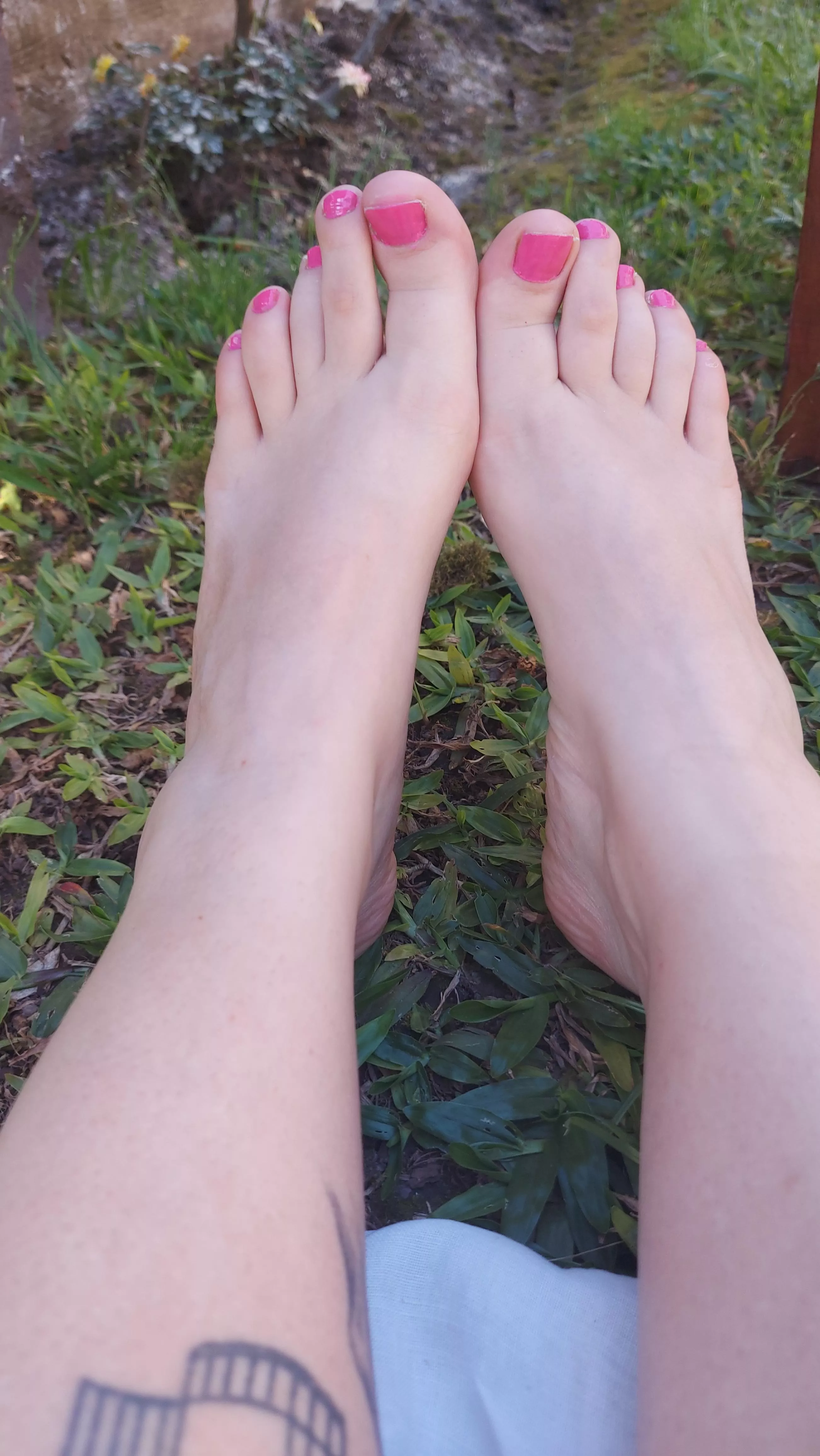 Pale feet, pink nail polish 💕 posted by Aslaugyourbbg-bbw