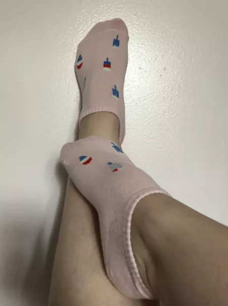 Pale legs and little popsicle socks (F) by CupcakeTootsie
