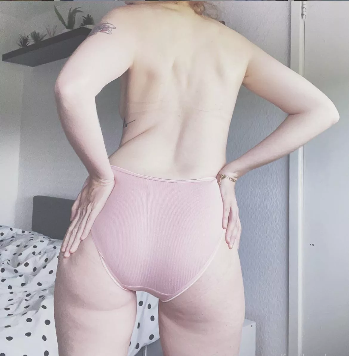 Pale, pink & juicy🍑 posted by facelessdame1