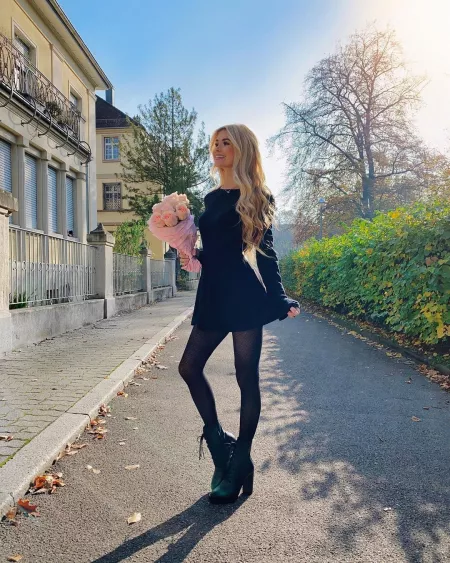 Pamela Reif with flowers by BOOOOOOOBIES