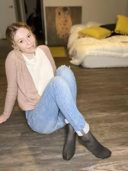 pantyhose_princess99🥰🥰🥰 Check her out on Insta!!! by NylonRiley