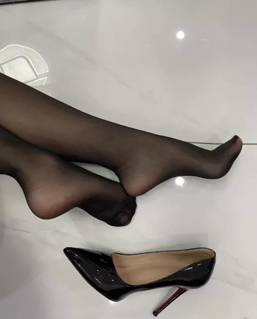 Pantyhose soles anyone? 🥰😍💋 by nikedunkIow