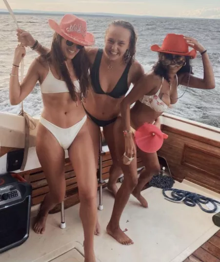 Party on the boat by EzziUchiha