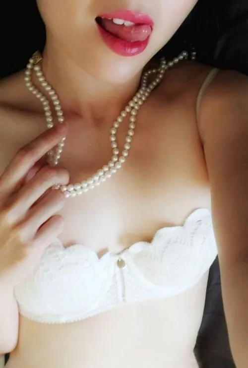 Pearls look good on my skin don't you think? 😏 by ebony_eyes