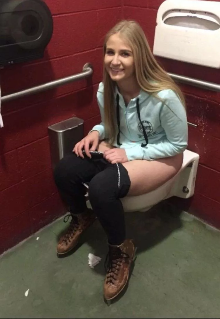 Pee brake while skating posted by peeing-girl-lover