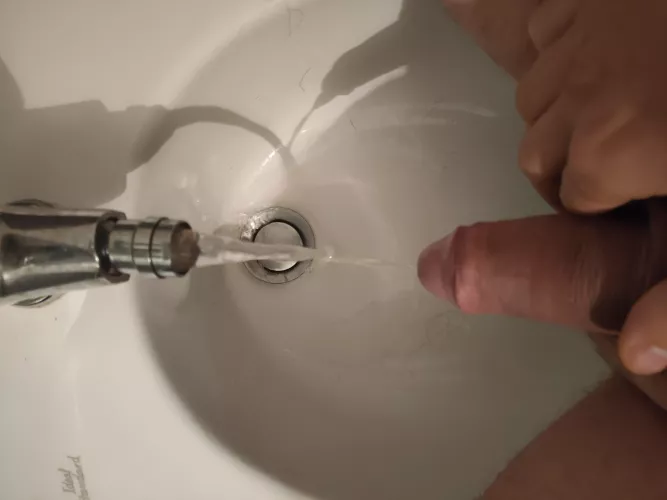 Pee vs pee by Pinnerottanta