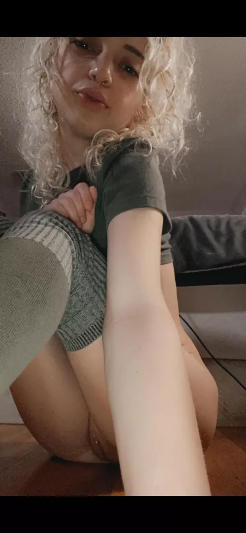 Peek a boo😇 by elizahaze