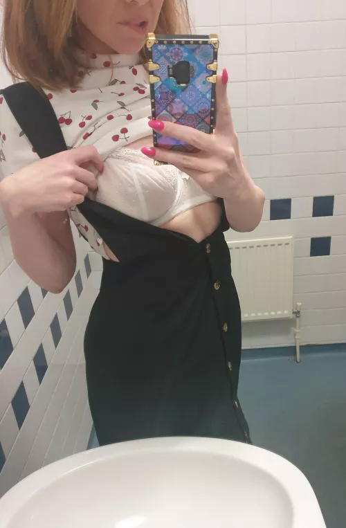 Peekaboo. Secretaries have kinks too [F] by Effieloves