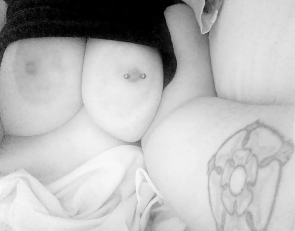 Peek-a-boob posted by Laura-de-Noves