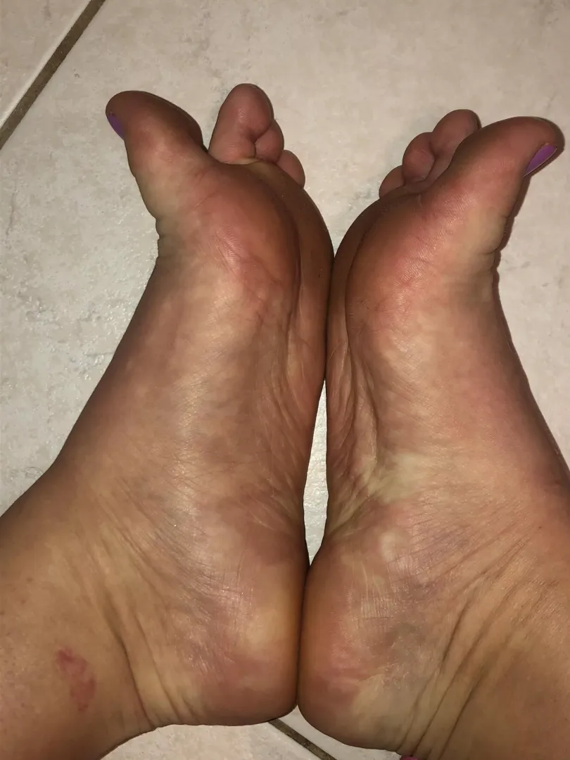 Perfect arches, smooth heals, cute toesies. DM for more posted by Feetsiees