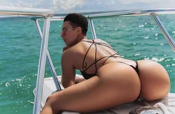 Perfect position 😍🤤 by JasonChavz