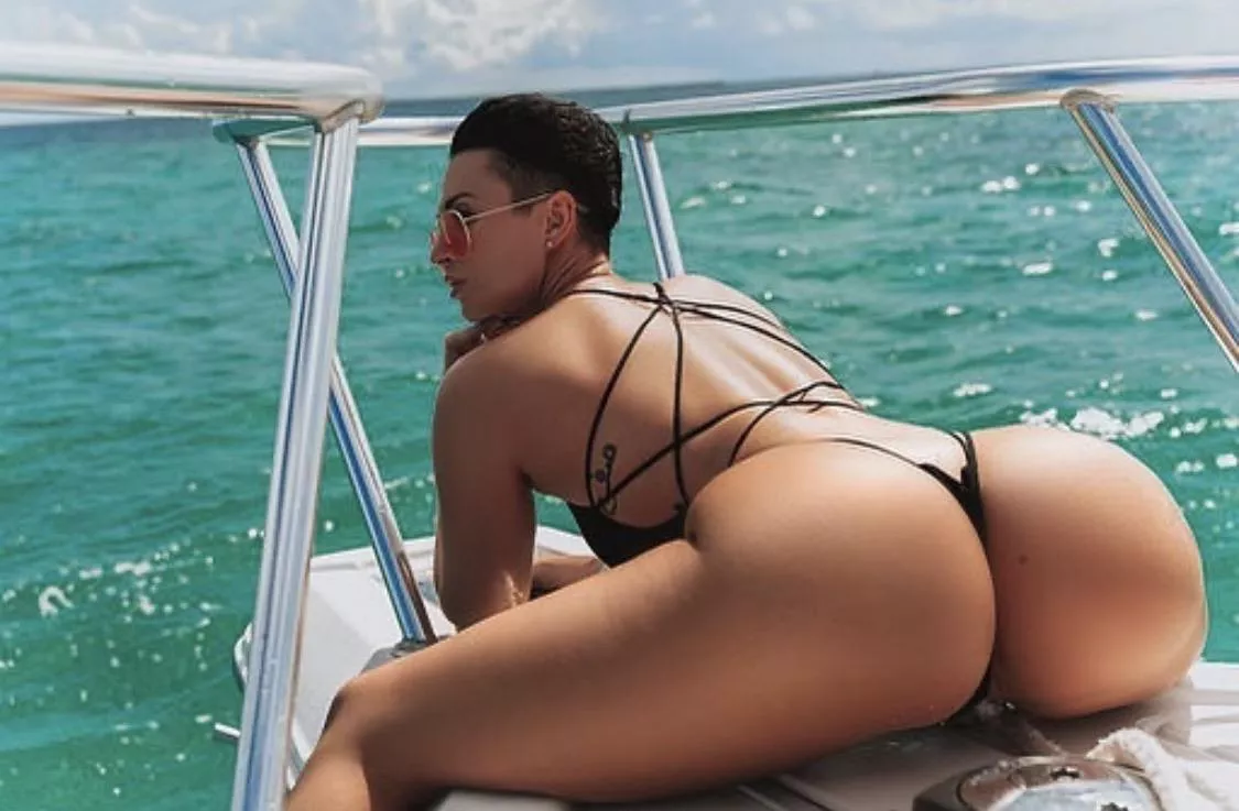 Perfect position 😍🤤 posted by JasonChavz