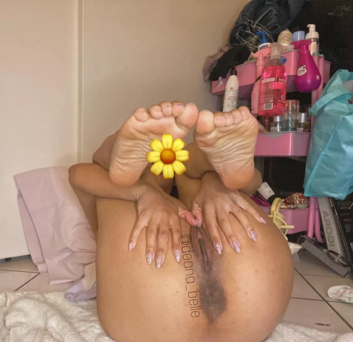 Perfect position to be fucked and sucked at the same time posted by deanabelle