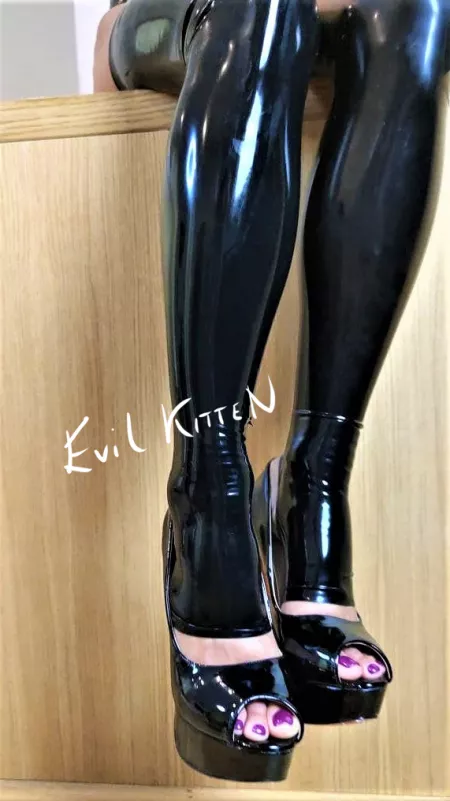 Perfect purple nails, Louboutin and tight and shiny latex legs <3 by MistressEvilKitten