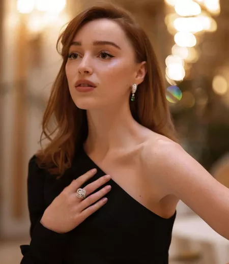 Phoebe Dynevor by OhNoWhatHappenedNow