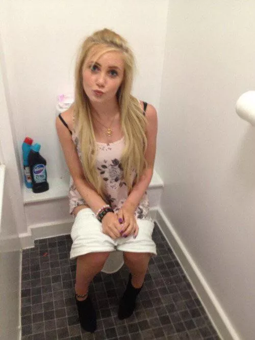 photogenic blonde doing the duck face posted by HoverPee