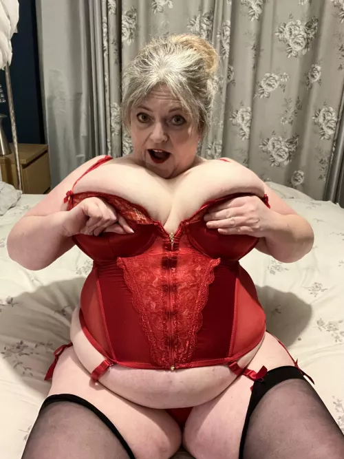 Phwoar great new red corset! Chat with me xxx by bbwgilfuk
