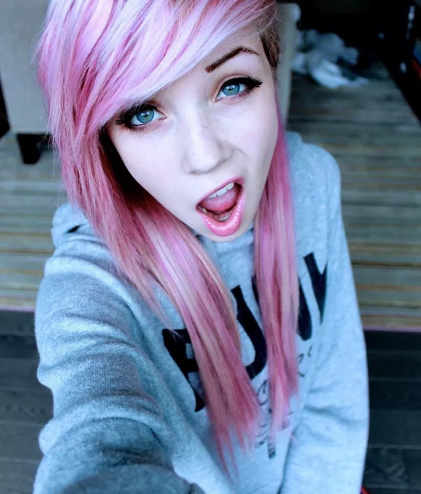 Pink Hair (from r/scenegirls) posted by MySeperatePornAccoun