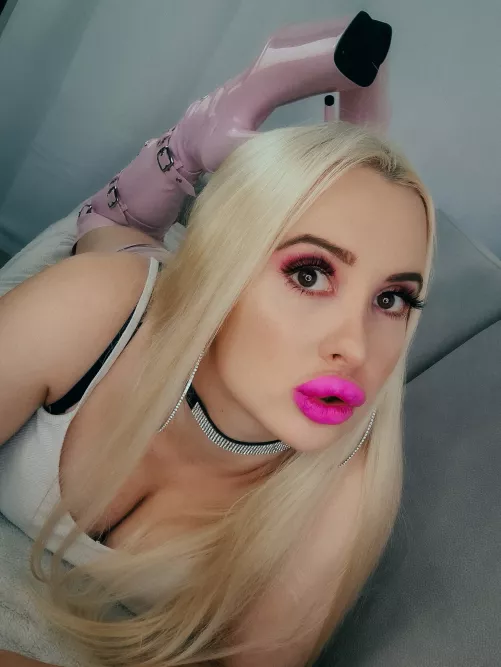 Pink lips and heels 🎀 by Vivian_Rose1