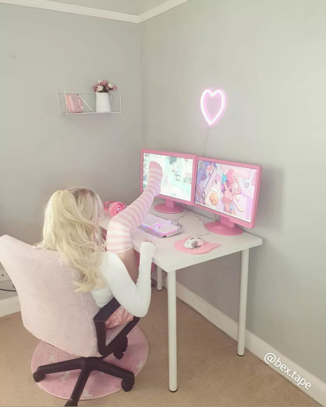 pink striped socks ;) posted by b-spaghetti