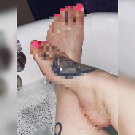 Pixelated feet! Look at that sneaky arch peep, though! by Grouchy_Cry_1052