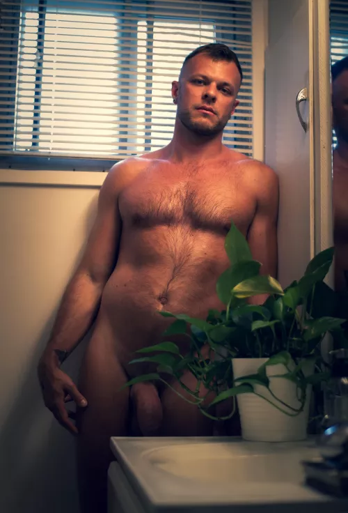 Plant daddy’s 🍆 📸 by zhenfoto