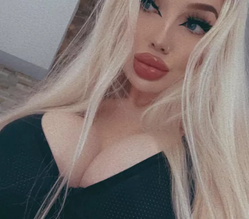 plastic queen😈👑 by charlotteventurax