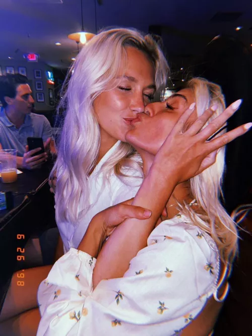 Platinum blondes by goonagedaydream