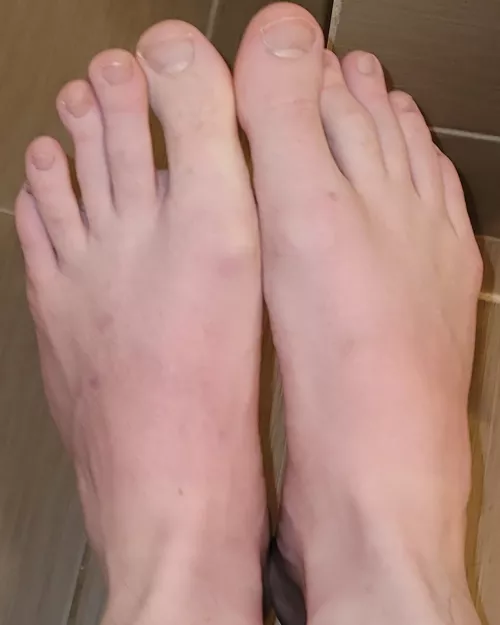 Play with my toes! by semigingertwink