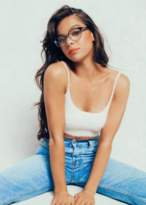 Playing as Hailee Steinfeld for people by Brie_Larson_Sexy