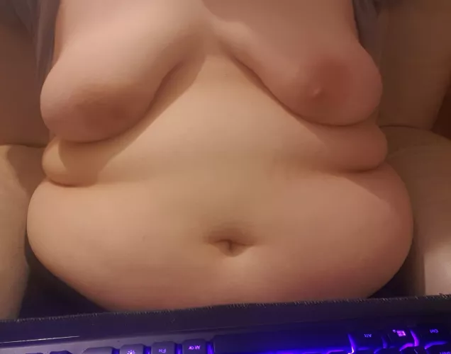 playing games while I rub my belly😜 by Squirrel_Penguin