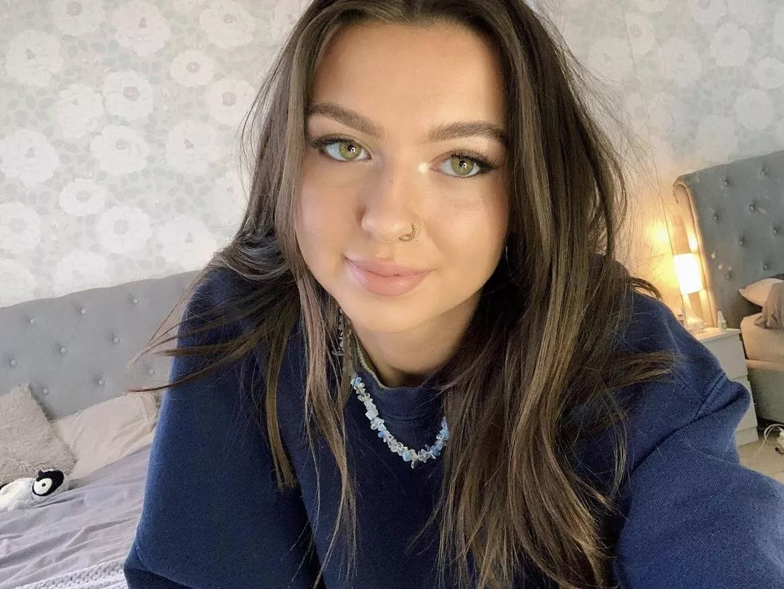 Please cum on her and send to my kik Brian.collin676 posted by HannahAlesia