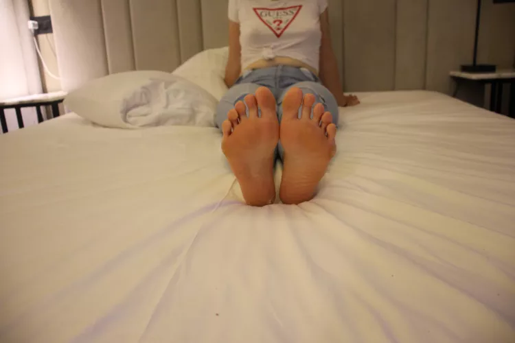 Please, don't lie to me, would you kiss them? by badhabitsl2u