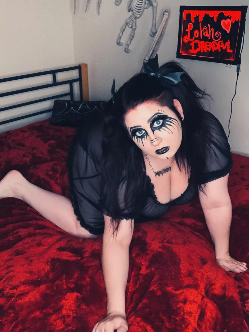 Please let me be your little goth whore. 🦇 posted by LolahDreadful