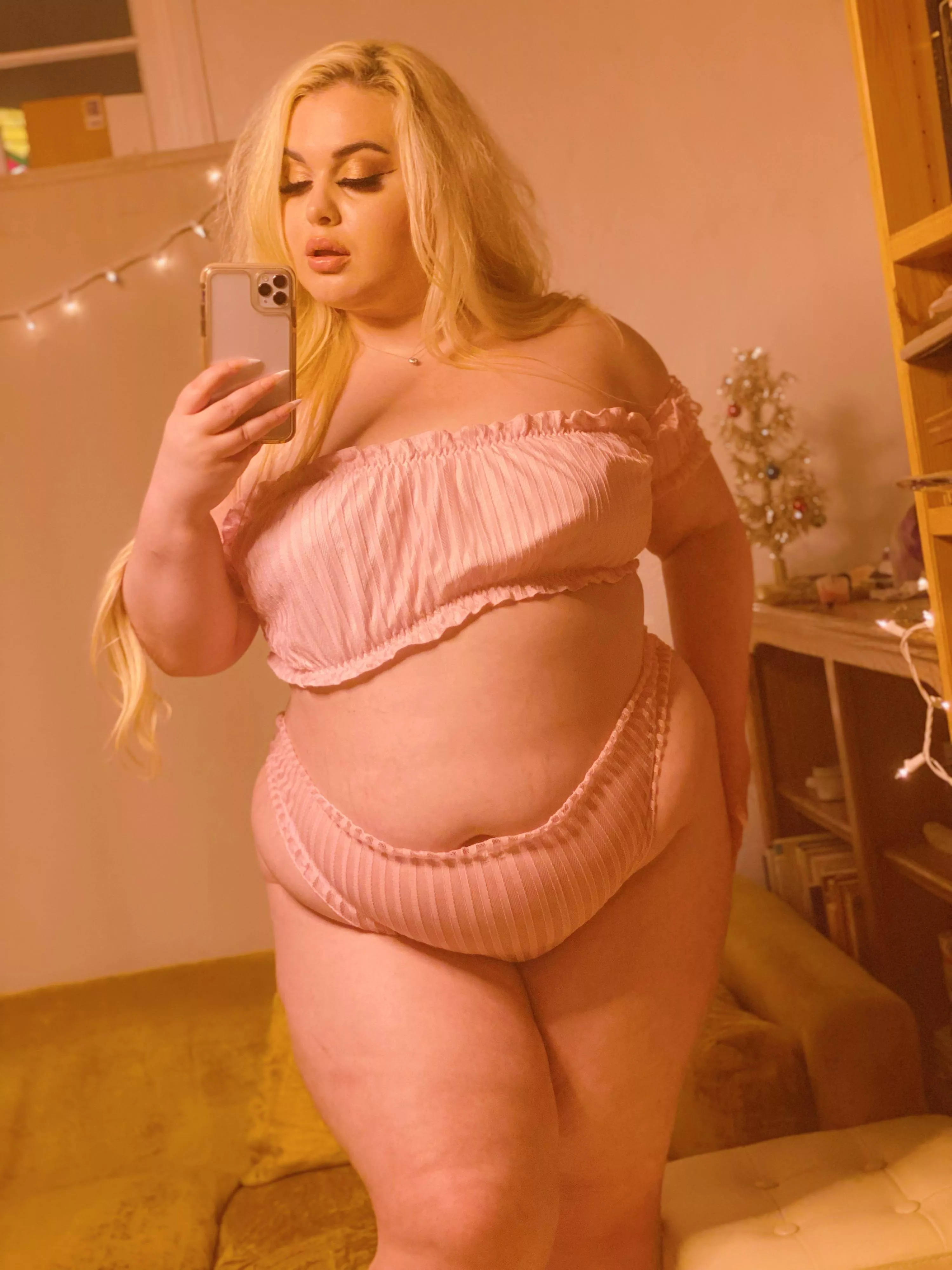 Plenty to hold on to 💕 posted by Pearshapedblonde