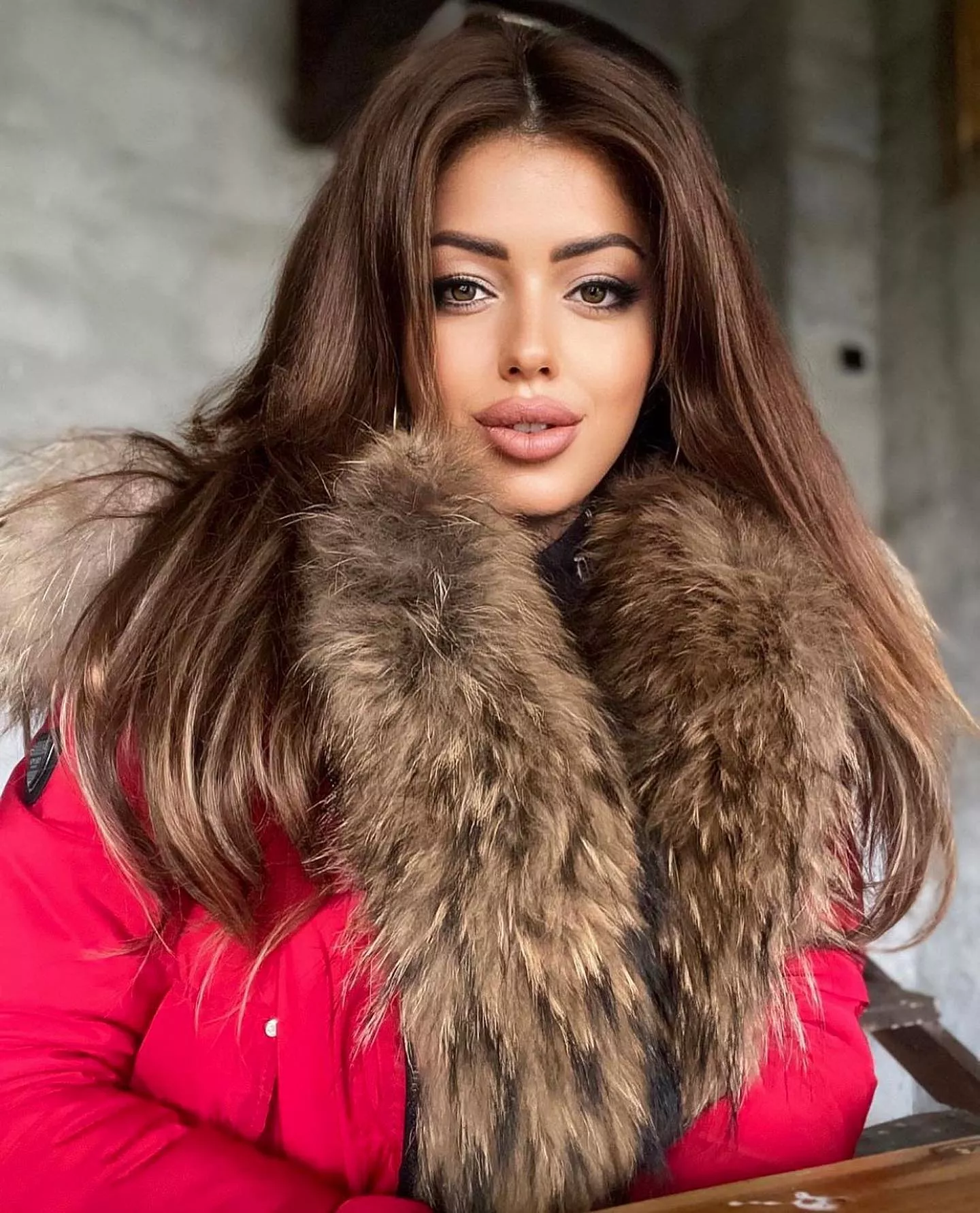 Plumped Lips and a Fur Collar posted by gooningaccount