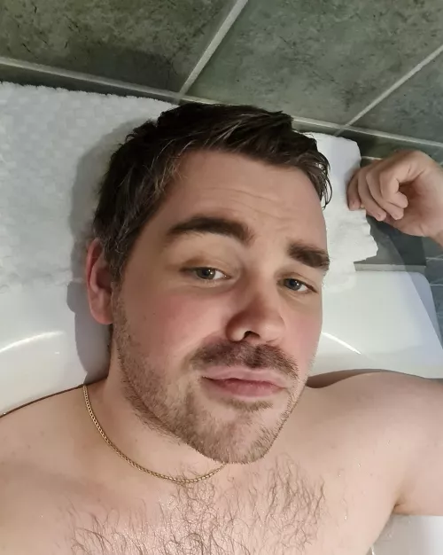 Poggers, my hotel room has a tub 🤩🦆 by Earphy